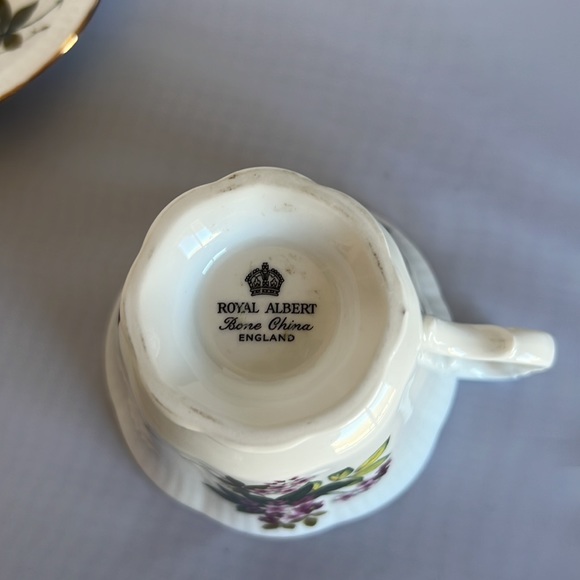 Royal Albert Bone China Tea Cup & Saucer Set Purple Violets Gold Trim - Picture 7 of 9